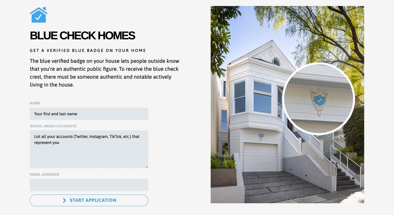 Изображение веб-сайта Blue Check Homes, логотип представляет собой значок синего дома с галочкой.  Включает фотографию дома с большим значком с синей галочкой.